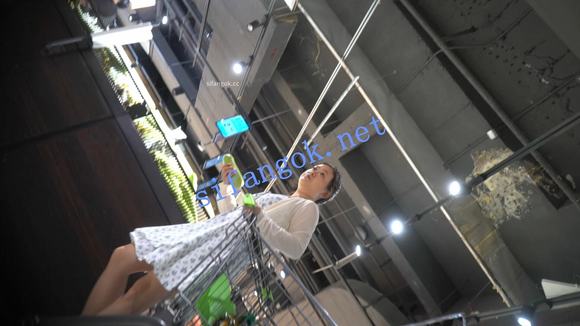 （空城原创）连衣裙微胖少妇逛超市，黑窄N紧裹肥臀