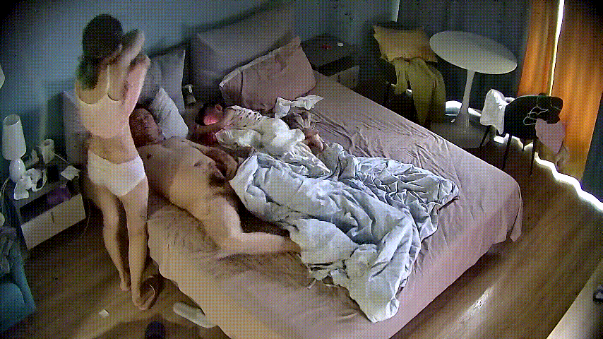 公寓酒店 25-6-11 小夫妻带孩子住店 男人睡醒用屌顶几下媳妇儿 女人就去清洗 回来就开干了 孩子还没睡呢