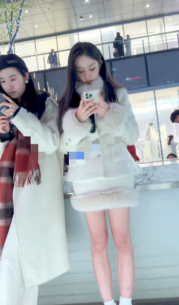 【KFC】极品美女雪天光腿·被摄影师各种拍·白色内微透黑森林【618M_1V】