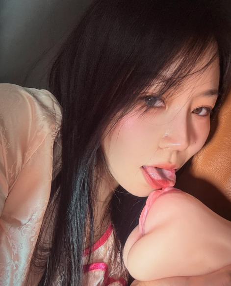 推特37万粉网红福利姬【彤彤乖】高颜值露脸。还是个倒模模特！ 喜欢露出、户外自慰、受虐他调教，KTV裸舞【135V+145P_1.27G】