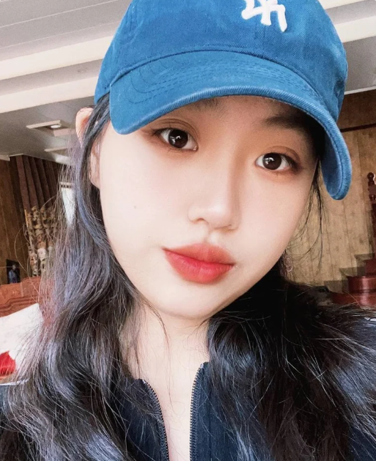 贵州美女张静玲欠裸贷拍洗澡自慰抵押视频 脱光光和生活照差别蛮大的【415M_1V】