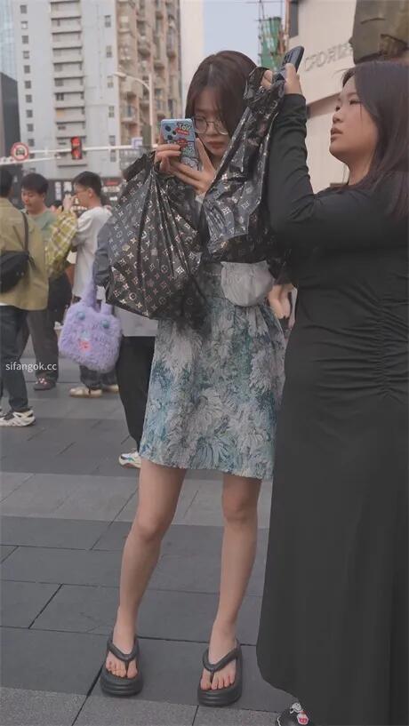 【商场抄底】颜值靓女，好身材大长腿，泡泡内裤很有个性，是不是垫了加厚的姨妈巾1V