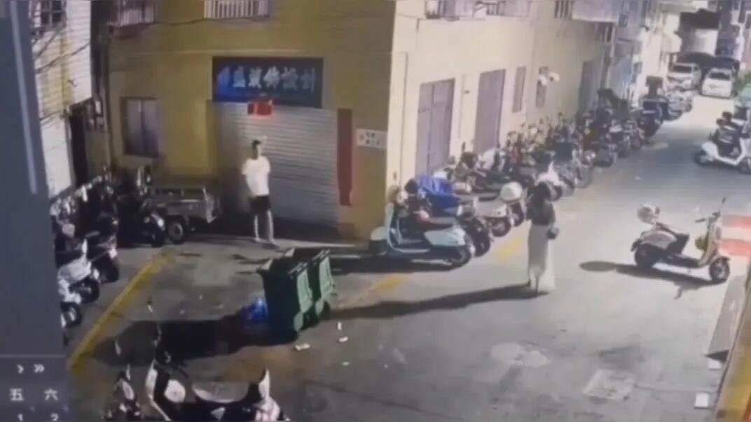 大街监控偷拍❤️小伙半夜路口偶遇时尚美女从后面偷袭撩开美女裙子摸逼袭胸不停挣扎
