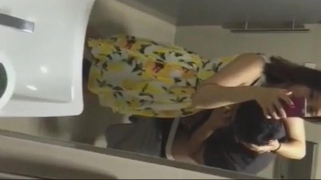 大神女厕偷拍❤️意外拍到一对男女对着镜子做爱骚妇还拿出手机自拍无水印版