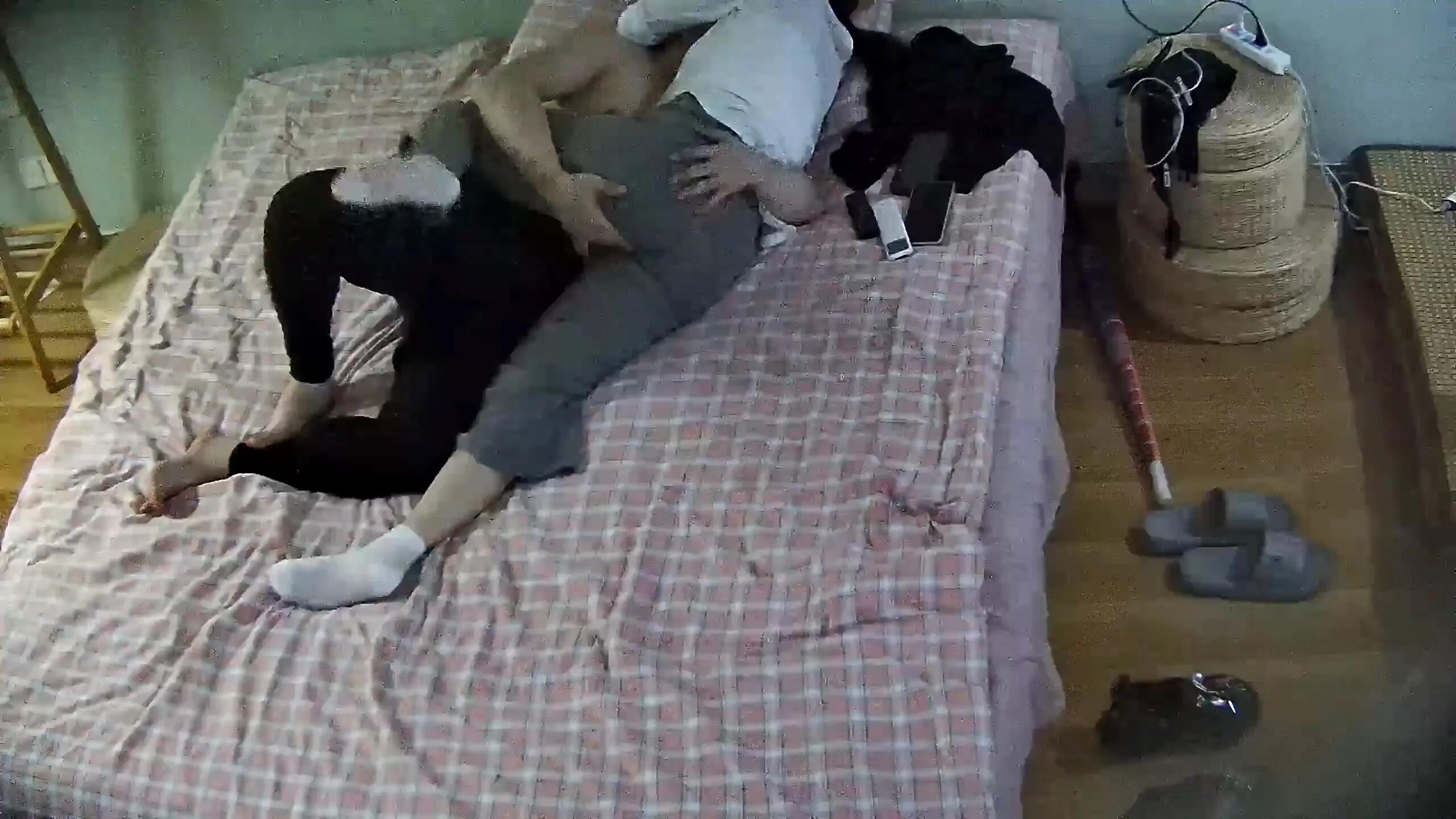5-20流出酒店偷拍❤️气质眼镜单亲妈妈带着女儿幽会年轻小伙趁孩子不在狠狠扣她的逼各种姿势舔逼操她
