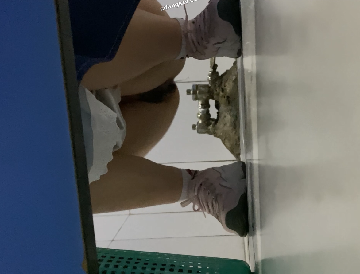 05.28  补链   【经典厕拍合集】前景后景美女妈妈系列篇 气质超佳母女共同如厕18V