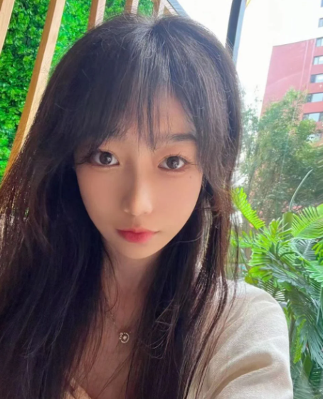 全裸戴项圈被掐着下巴强制深喉，含到底边舔边喘，真实对白“明天又是新的一天”直接拉满反差。后入时双手死死抓着臀肉狂操多毛穴【25V+19P_1.1G】